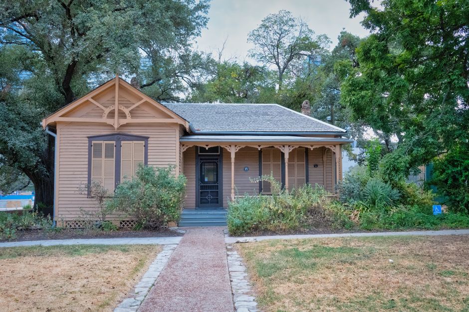 Mid-century single-story house exterior typical of Brentwood